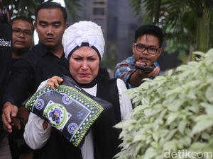 Ibu Zumi Zola Menangis Usai Diperiksa KPK