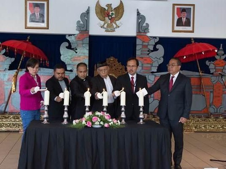 Warga RI di Belanda Gelar Doa Bersama untuk Korban Terorisme Warga RI di Belanda Gelar Doa Bersama untuk Korban Terorisme