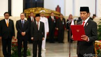 Pengambilan sumpah jabatan dibimbing langsung oleh Presiden Jokowi sebagai pemegang tongkat komando tertinggi di matra Angkatan Laut (AL).