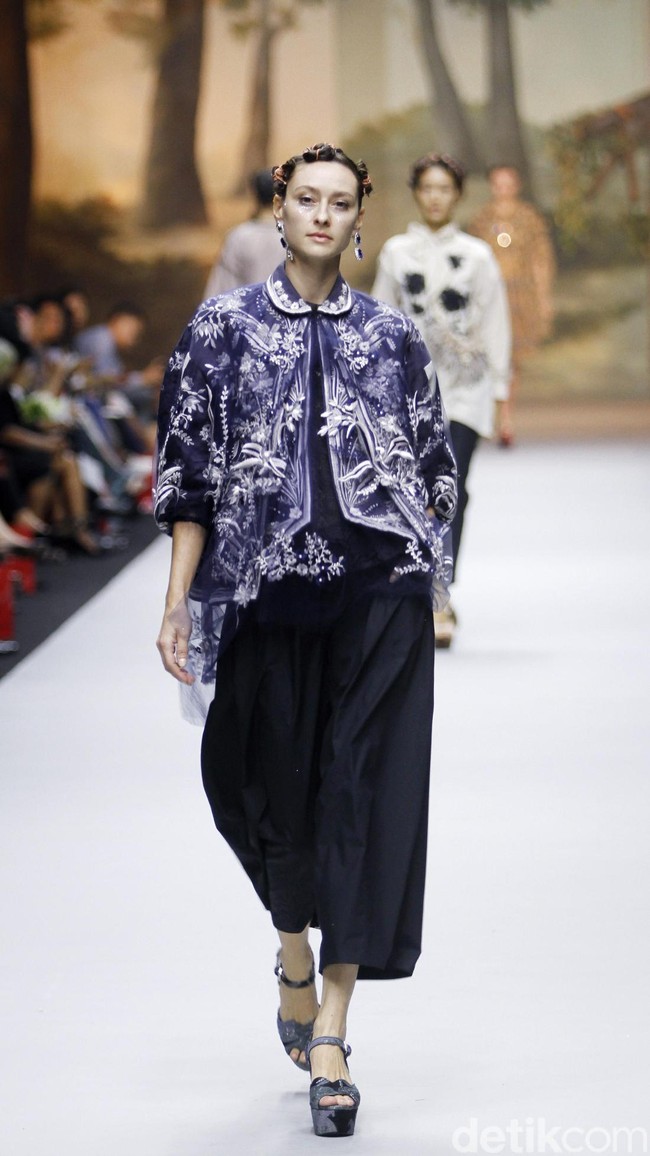 Fashion show koleksi spring/summer 2019 dari desainer Biyan Wanaatmadja di Ballroom Ritz Calton Pacific Place, Jakarta, Selasa [22/5/2018]. Foto: Mohammad Abduh/Wolipop