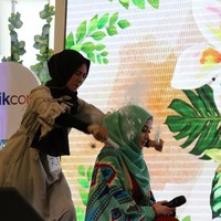 Saya pikir bakal sakit, itu kan benda keras dipecahin ya di kepala. Alhamdulillah nggak kenapa-napa. Rasanya kaya biasa aja gitu, ungkap Terry Putri di atas panggung. Foto: Nico