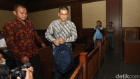 Hasmun Hamzah meninggalkan Pengadilan Tipikor usai sidang.