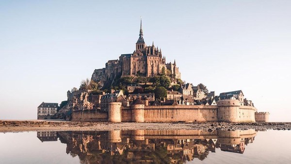 Kastil ini ada di tengah pulau karang yang berada di mulut Sungai Couesnon. Namanya Mont Saint Michel Castle, di Normandy, Prancis (jack_anstey/Instagram) Kastil ini ada di tengah pulau karang yang berada di mulut Sungai Couesnon. Namanya Mont Saint Michel Castle, di Normandy, Prancis (jack_anstey/Instagram)