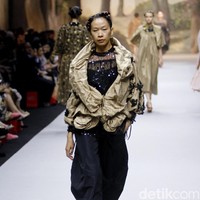 Fashion show koleksi spring/summer 2019 dari desainer Biyan Wanaatmadja di Ballroom Ritz Calton Pacific Place, Jakarta, Selasa [22/5/2018]. Foto: Mohammad Abduh/Wolipop