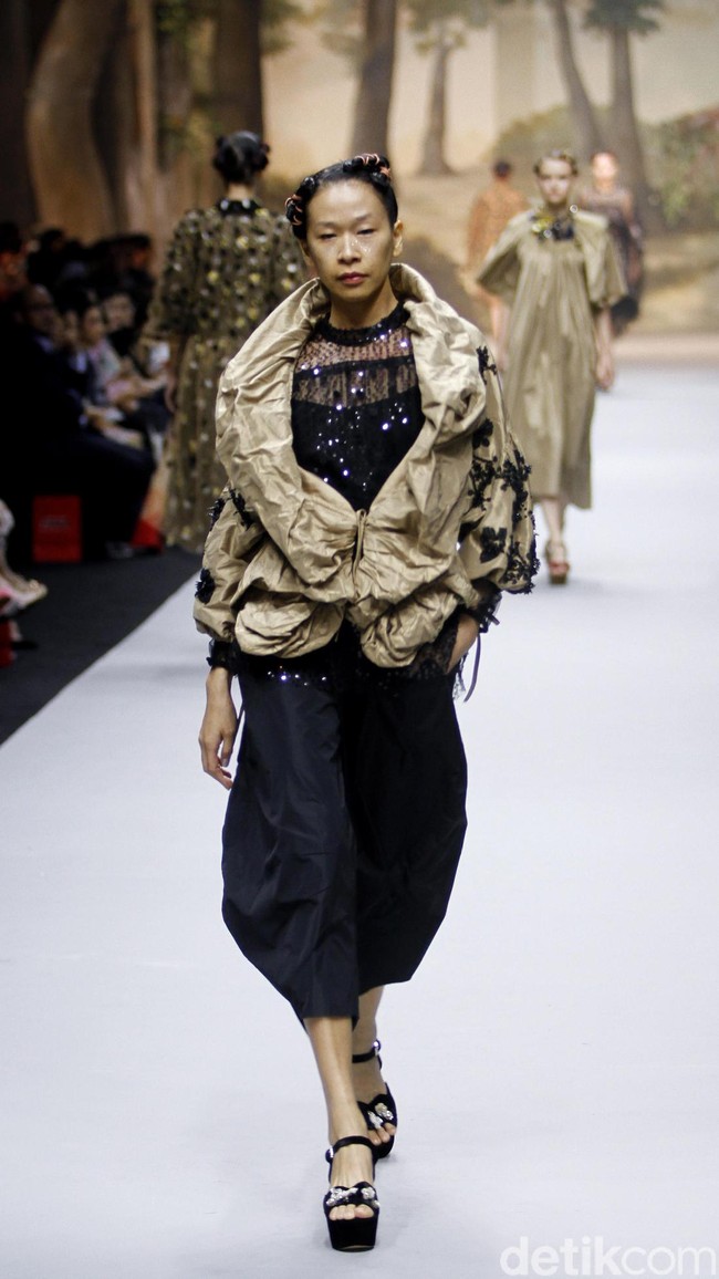 Fashion show koleksi spring/summer 2019 dari desainer Biyan Wanaatmadja di Ballroom Ritz Calton Pacific Place, Jakarta, Selasa [22/5/2018]. Foto: Mohammad Abduh/Wolipop