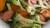 Bikin tumis sayur makin menggoda dengan menambahkan sosis. Netizen @dapur_nn ini sudah mencoba membuatnya. Terlihat lebih menarik kan? Foto: Instagram