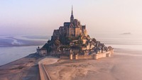Ada kastil di tengah pulau karang yang berada di mulut Sungai Couesnon, Normandy, Prancis. Namanya Mont Saint Michel. Istimewa/Instagram/nomadlad  