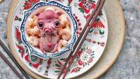 Waduh, bayi boneka guritanya diletakkan di dalam mangkuk yang berisi udang rebus. Foto: Instagram @awesome_oso