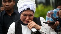 Ibunda Zumi Zola, Hermina menangis saat meninggalkan gedung KPK usai diperiksa sebagai saksi di Jakarta, Rabu (23/5/2018).