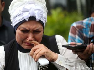 Diperiksa KPK, Ibunda Zumi Zola Menangis