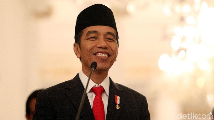 Presiden Joko Widodo tersenyum sumringah saat mengumumkan pemberian tunjangan hari raya (THR) dan gaji ke-13 bagi PNS dan pensiunan di Istana Negara, Jakarta, Rabu (25/5/2018).