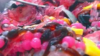 Potongan buah nangka, jelly, pearl hingga cincau yang diserut dicampur dengan serutan es. Aduh segarnya! Foto: Instagram @hetjoi27