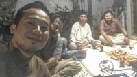 Rapat RT dulu, ngebahas dan ngobrol segala macem. Sekalian ketemuan sama saudara, karena saudara terdekat kita adalah tetangga kita.. tulis Denny di akun Instagramnya. Foto: Instagram @dennycagur