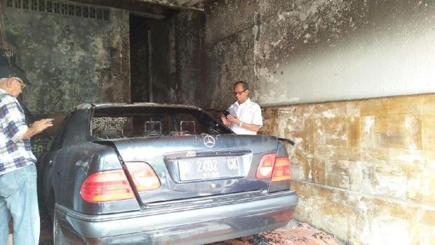 Korsleting jadi penyebab sedan ini terbakar