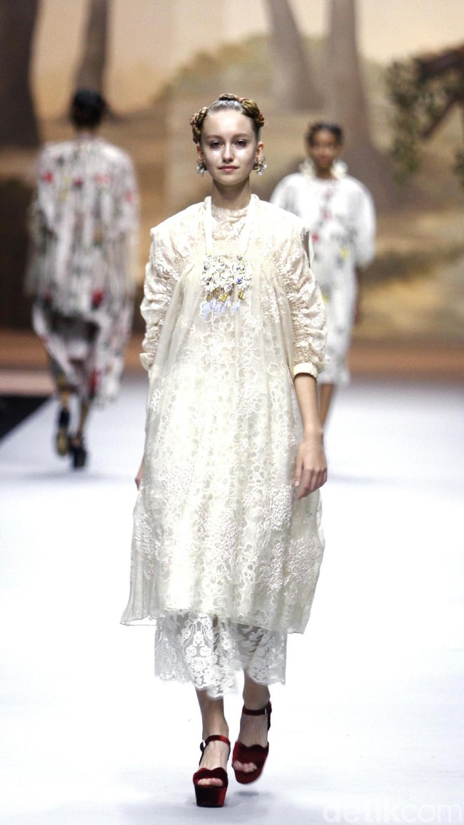 Fashion show koleksi spring/summer 2019 dari desainer Biyan Wanaatmadja di Ballroom Ritz Calton Pacific Place, Jakarta, Selasa [22/5/2018]. Foto: Mohammad Abduh/Wolipop