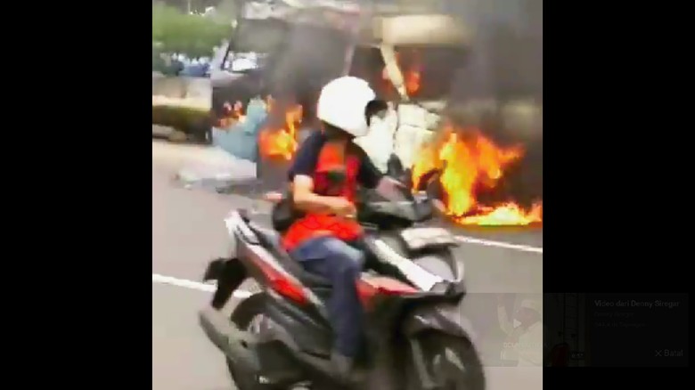 Angkot Terbakar di Kemayoran, 2 Mobil Damkar Meluncur Angkot Terbakar di Kemayoran, 2 Mobil Damkar Meluncur