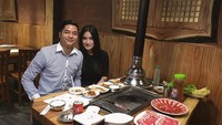 Udh lama ngga posting foto berdua, tulis Adly dalam akun Instagramnya. Dengan mengenakan kemeja garis-garis biru, ia dan kekasih pun terlihat sedang menikmati sajian daging bakar a la Korea yang menggoda. Foto: Instagram @adlyfairuz