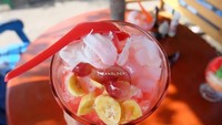 Melihatnya saja udah ngiler ya. Kelapa, agar-agar, kolang-kaling hingga beberapa jenis buah dipadu dalam semangkuk Es Shanghai. Tempatnya ada di depan Pakualam dengan harga 11 ribu rupiah. Foto: Instagram @jajanology