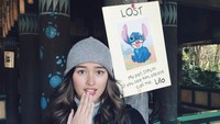 Gaya liburan Liza terbilang santai dan kasual. Saat liburan ke Jepang, Liza tak melewatkan Tokyo Disney Sea dalam daftarnya. (lizasoberano/Instagram)