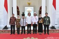 Ali Mochtar Ngabalin dan sederet tenaga profesional KSP setelah bertemu Jokowi. 