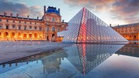 Selain Menara Eiffel, Museum Louvre juga dipilih oleh pasangan Jusup dan Clarissa untuk lokasi prewedding mereka. Siapa yang tak tahu Piramida kaca Louvre yang ikonik? (Thinkstock)  