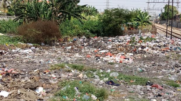 sampah berserakan di pinggir rel
