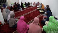 Sebelum buka puasa, jamaah wanita yang terdiri dari orang dewasa, remaja, hingga anak-anak berkumpul membentuk lingkaran. Masih dengan aktivitas yang sama, yakni membaca Alquran.