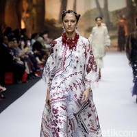 Fashion show koleksi spring/summer 2019 dari desainer Biyan Wanaatmadja di Ballroom Ritz Calton Pacific Place, Jakarta, Selasa [22/5/2018]. Foto: Mohammad Abduh/Wolipop