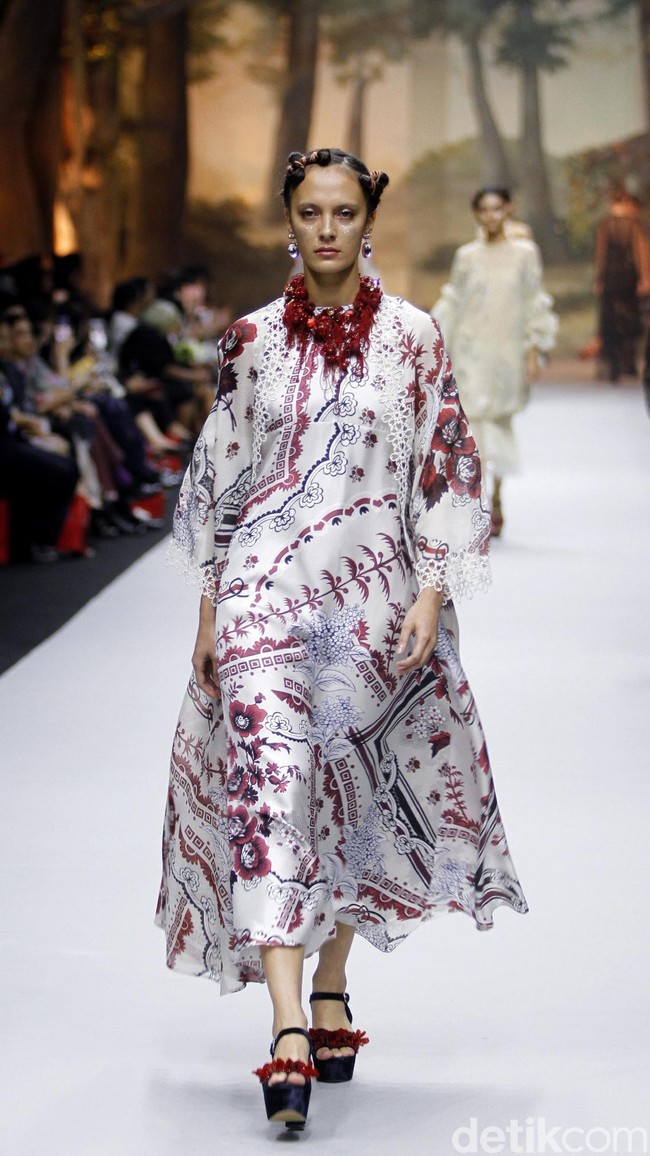 Fashion show koleksi spring/summer 2019 dari desainer Biyan Wanaatmadja di Ballroom Ritz Calton Pacific Place, Jakarta, Selasa [22/5/2018]. Foto: Mohammad Abduh/Wolipop