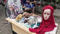 Sejumlah pegawai berjualan baju di RSUD Tanjung Priok, Jakarta Utara, Rabu (23/5/2018).