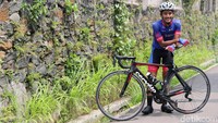 Aiman Cahyadi berpose dengan sepeda balap saat wawancara one on one dengan detikcom.