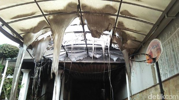 Kanopi yang terbuat dari plastik meleleh terkena api