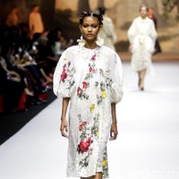 Fashion show koleksi spring/summer 2019 dari desainer Biyan Wanaatmadja di Ballroom Ritz Calton Pacific Place, Jakarta, Selasa [22/5/2018]. Foto: Mohammad Abduh/Wolipop
