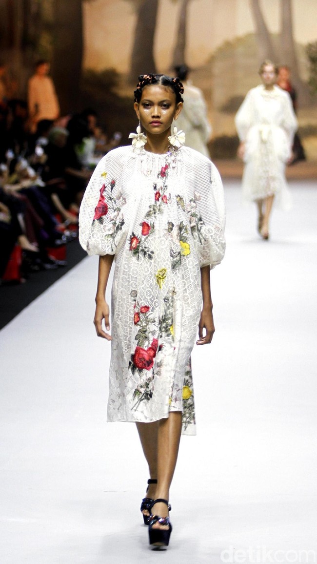 Fashion show koleksi spring/summer 2019 dari desainer Biyan Wanaatmadja di Ballroom Ritz Calton Pacific Place, Jakarta, Selasa [22/5/2018]. Foto: Mohammad Abduh/Wolipop