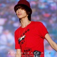 Pada 2012 berat tubuh Taemin SHINee hanya 53 kilogram. Lengannya terlihat sangat kecil dan wajahnya tirus. Saat Taemin menari, penggemar bisa melihat tulangnya dan menyebabkan mereka khawatir apakah idolanya ini sudah cukup makan dan tidur. Namun, sekarang Taemin terlihat lebih berisi dan berotot. Foto: Ist.
