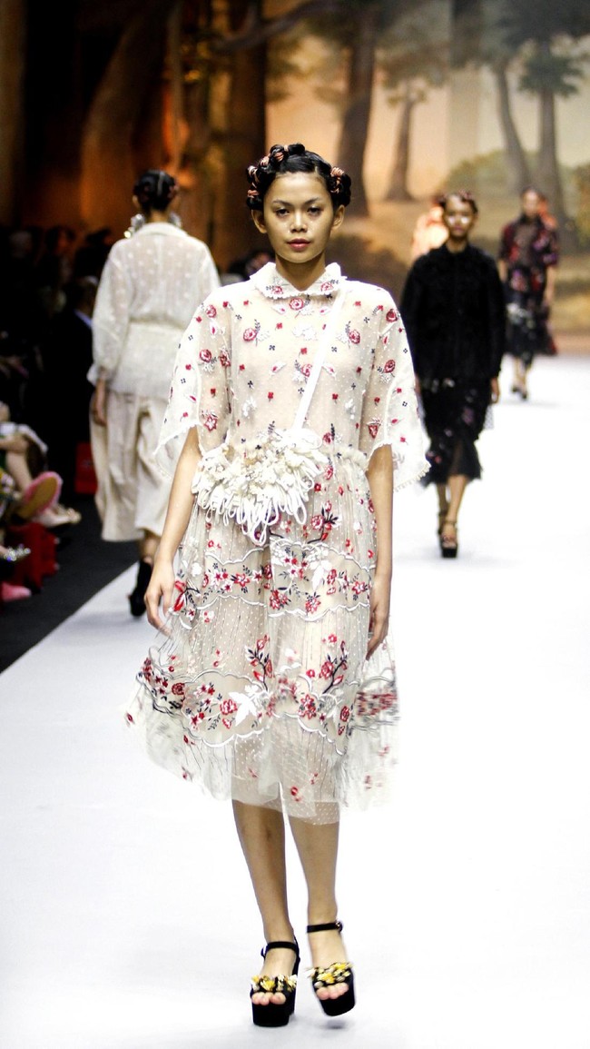 Fashion show koleksi spring/summer 2019 dari desainer Biyan Wanaatmadja di Ballroom Ritz Calton Pacific Place, Jakarta, Selasa [22/5/2018]. Foto: Mohammad Abduh/Wolipop