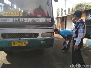 Jelang Mudik, Petugas Gabungan di Trenggalek Gencar Razia Bus
