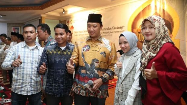 Kopiah Hitam Menpora untuk Promosi Asian Games
