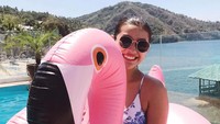Dalam balutan baju renang pun Liza nampak cantik dan seksi. (lizasoberano/Instagram)