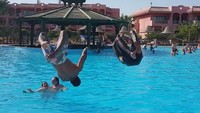 Selain angkat beban tentu Hassan punya aktivitas olahraga yang lain, misalnya berenang. (Foto: Instagram/performancedoctor)