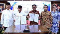 Penyerahan secara simbolis mengenai fasilitas BRI Corporate Card dilakukan langsung kepada Menteri Pemberdayaan Aparatur Negara dan Reformasi Birokrasi RI Asman Abnur dan Sekretaris Kemenpan RB Dwi Wahyu Atmaji. Foto: dok. BRI