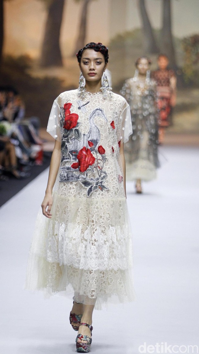 Fashion show koleksi spring/summer 2019 dari desainer Biyan Wanaatmadja di Ballroom Ritz Calton Pacific Place, Jakarta, Selasa [22/5/2018]. Foto: Mohammad Abduh/Wolipop