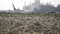 Pengelolaan sampah yang kurang baik membuat sampah semakin menggunung di tepi sungai Yamuna yang tercemar di dekat Taj Mahal yang bersejarah di Kota Agra, India. Saumya Khandelwal/Reuters.