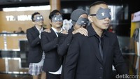 The Rain sampai dipakaikan penutup mata dan berjalan berbaris.
