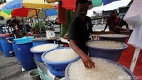 Pedagang kolang-kaling menunggu pembeli sambil menata dagangannya.
