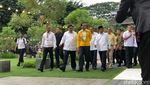 Foto: Gaya Jokowi Berjaket Asian Games Kuning di Kantor Golkar
