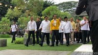Kehadiran Jokowi disambut Ketua Umum Golkar Airlangga Hartarto dan Koordinator Nasional Relawan GoJo Rizal Malarangeng. Ada juga Menteri Sosial yang juga merupakan politisi Golkar, Idrus Marham.