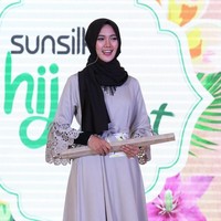 Ana Lestiana, peserta Sunsilk Hijab Hunt 2018 asal Lebak Banten menampilkan bakat yang tak biasa di hadapan juri Sunsilk Hijab Hunt 2018. Ia menampilkan debus, yang merupakan kebudayaan Banten. Foto: Nico