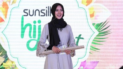 Foto: Aksi Viral Hijabers Kunyah Lampu Neon Seperti Makan Kerupuk