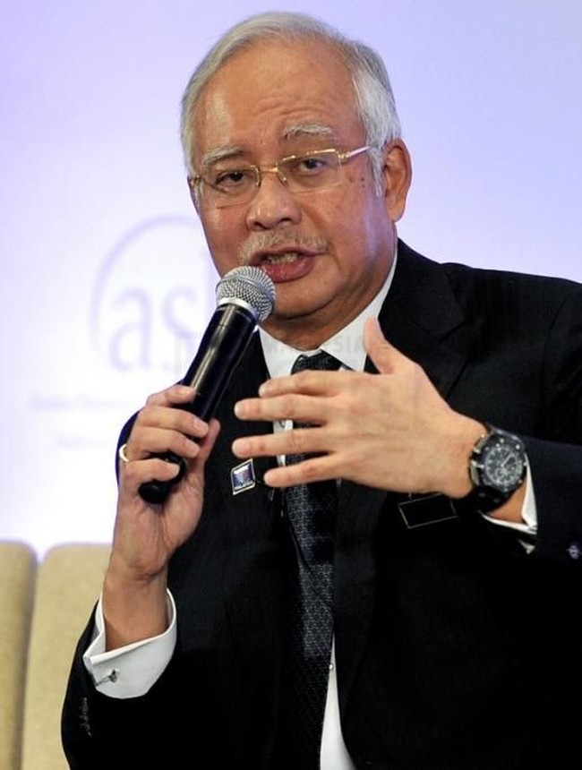 Jam tangan mewah menjadi aksesori wajib Najib Razak untuk menyempurnakan gaya necisnya. Satu dari koleksinya adalah jam Audemars Piguet seri Royal Oak Offshore yang Najib pakai saat menghadiri sebuah konferensi internasional di Kuala Lumpur beberapa tahun lalu. (Foto: Istimewa)